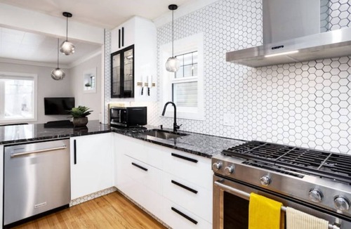 Old Strathcona House | Lux House Near It All: Park/Walk/Chill/Explore