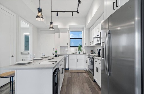 West Palm Beach Apartment | Lux King Suite|EV|Onsite Gym|Near PBI, Beach, Hospitals & shopping