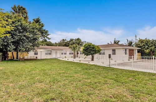 Progressive Northwest Apartment | Luxe 2br/1bath, Palm Beach, W/free parking, outdoor living area and Trampoline!