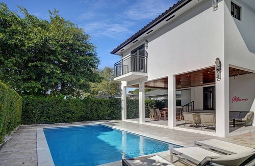 The Roads House | LUXE 4BR - Pool & FirePit - Walk to Restaurants & Bars - 15 mins to South Beach