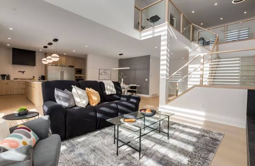 Chestermere House | Luxe Elite Escape - spacious 8 bedrooms near Lake with AC and gym!