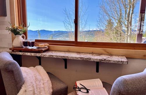 Saint Mary's Cabin | LUXE Retreat w/Views, Hot Tub & Game Room