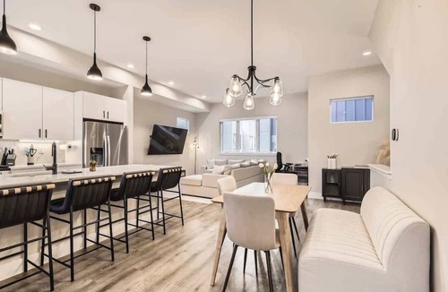 Sunnyside House | Luxe Rooftop Escape | City & Mountain Views
