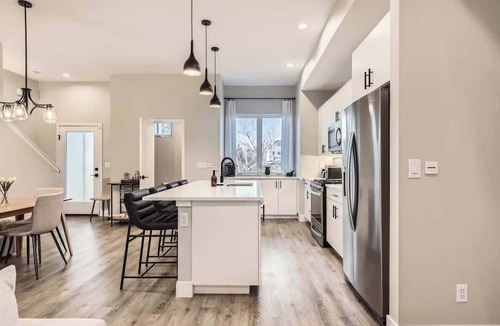 Sunnyside House | Luxe Rooftop Escape | City & Mountain Views