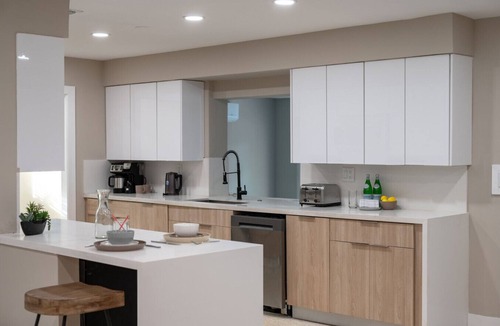 Golden Glades Villa | LUXE Villa, Heated Pool, Basketball Court, Pire Pit, GAMES