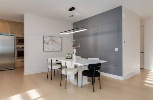 Chestermere House | Luxuria Vibe & Vogue 5 Bedroom near Lake, with AC and gym!