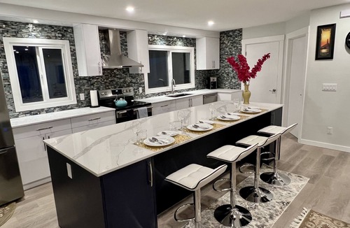 Highland Park House | LUXURIOUS 3 BR Home in CENTRAL Calgary b/W AIRPORT & Downtown