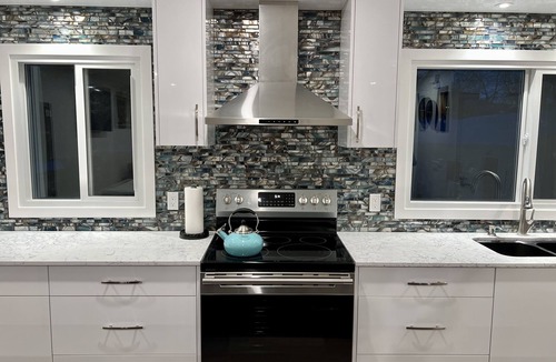 Highland Park House | LUXURIOUS 3 BR Home in CENTRAL Calgary b/W AIRPORT & Downtown
