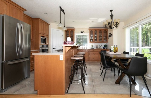Hinton House | LUXURIOUS 5-Br Acreage | Year-Round Heated Pool & HotTub | Mtn View | Pool Table