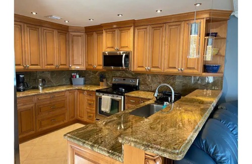 Pompano Beach House | Luxurious, Clean & Convenient Water Front Home in a Safe Área