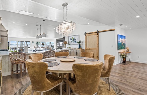 Rio House | Luxurious Dockside Jensen Home with Guest House