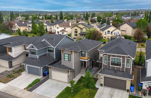 Calgary House | Luxurious Home; 6 Bdrm 3 Living Spaces & AC