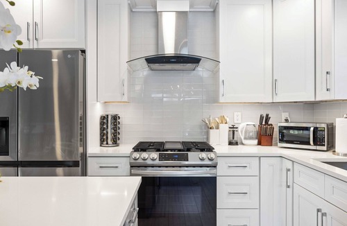 Southside House | Luxurious Home with Pool in WPB. 5 min from the Beach!