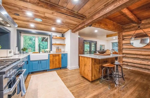 Taos House | Luxurious Log Cabin on a River