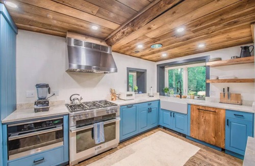 Taos House | Luxurious Log Cabin on a River