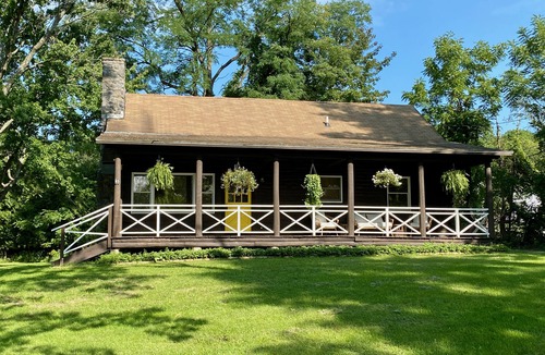 Town of Copake Cabin | Luxurious & Modern 3 BR 1.5 Bath Log Cabin