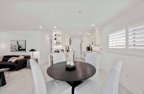 Moorings Condo | Luxurious Naples Retreat – Steps from Dining & Shopping