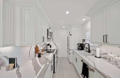 Moorings Condo | Luxurious Naples Retreat – Steps from Dining & Shopping
