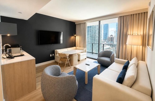 Downtown Miami House | Luxury 1BR - Resort-Style Pool - Central Miami