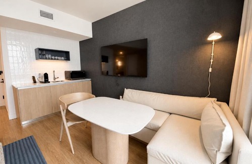 Downtown Miami House | Luxury 1BR - Resort-Style Pool - Central Miami