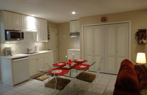 Cobble Hill House | Luxury 2 bedroom Suite on a Private Country Estate - *Swim Spa* and Pet Friendly