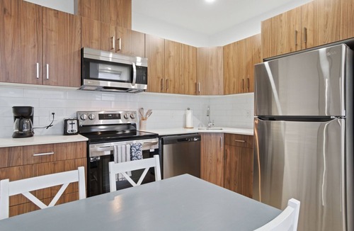 Southwest Edmonton Apartment | Luxury 2Bed2Bath Stunningview Downtown Edmonton Cad 5min 2 Rogers + Free Parking