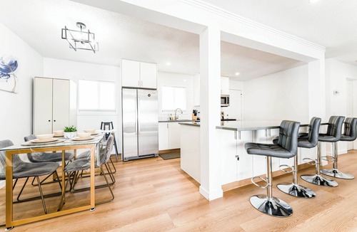 Southeast Calgary House | Luxury 2BR Home: A/C | Fast WiFi | BBQ | Rainfall Showers I Near Downtown