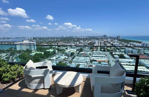 North Beach Apartment | Luxury 2BR with Ocean View, Pool and Gym