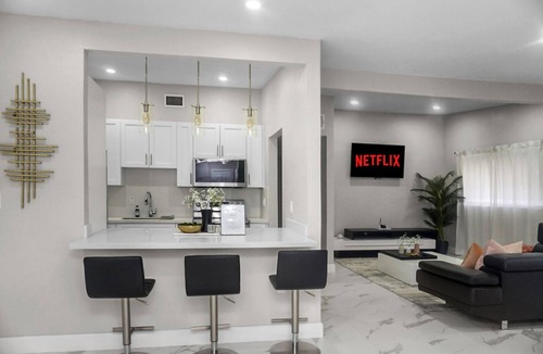 Seybold House | Luxury 3 Bedroom House, 20 minutes to the Beach & 10 Minutes to the HardRock