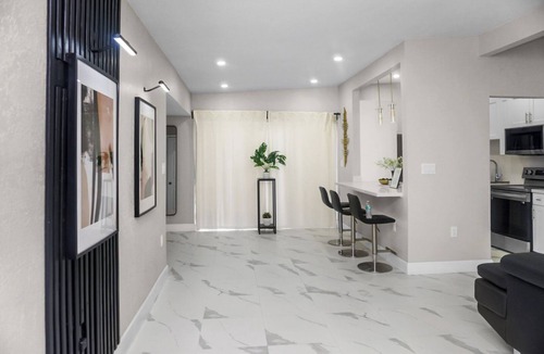 Seybold House | Luxury 3 Bedroom House, 20 minutes to the Beach & 10 Minutes to the HardRock