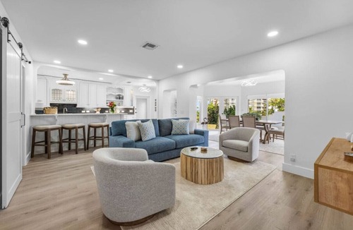 Juno Beach House | Luxury 3 Bedroom Private Home Walk to Beach