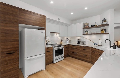 North End Condo | Luxury 3BR Discovery Bay Condo | Pools, Hot Tubs & Downtown Kelowna