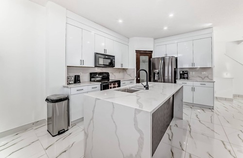 Bridlewood House | Luxury 4 Bedroom detached, vacation home in SW Calgary. King-size bed.