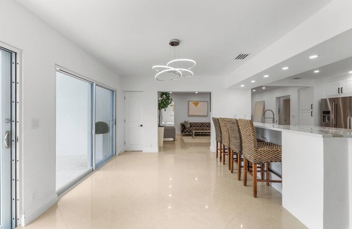 South Lake Villa | ★ ★ ★ ★ ★ Luxury 4000-sqft Mansion with large Pool & Sauna - 20 min to MAJOR INTERNATIONAL SPORTING EVENT!