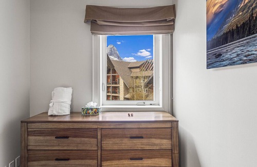 Canmore Apartment | Luxury 4BR Penthouse: Prv Hot Tub + EPIC Mtn Views