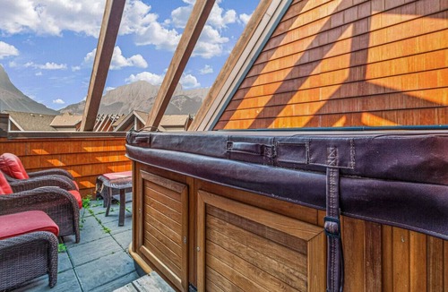 Canmore Apartment | Luxury 4BR Penthouse: Prv Hot Tub + EPIC Mtn Views