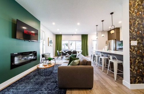 West Edmonton House | Luxury 5BDRM Retreat - Hot Tub - King Bed - Sleeps 13