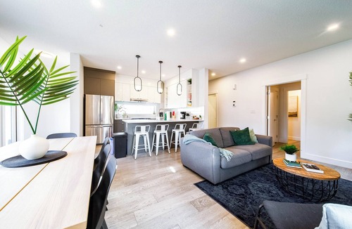 West Edmonton House | Luxury 5BDRM Retreat - Hot Tub - King Bed - Sleeps 13