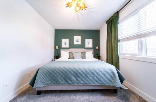 West Edmonton Apartment | Luxury 5BDRM Retreat - HotTub - KingBed - AC - Sleeps 13
