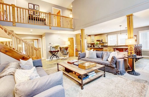 Nicklaus North House | Luxury 5BR Home:Sleeps 10 Comfortably,Hot Tub,Free Parking,Patio+BBQ-5 minutes to Village!