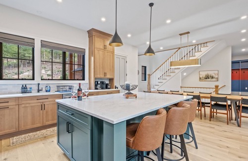 Lincoln House | Luxury 6BR chalet across from South Peak quad. Hot tub, Peloton gym, arcade & pets ok. Sleeps 14.