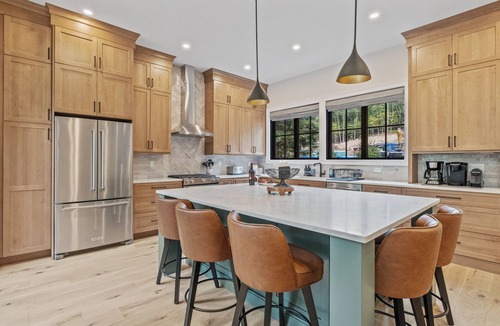Lincoln House | Luxury 6BR chalet across from South Peak quad. Hot tub, Peloton gym, arcade & pets ok. Sleeps 14.