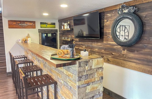 Sturgis House | Luxury 7BR Black Hills Retreat with Hot Tub & Game Room Near Deadwood & Sturgis
