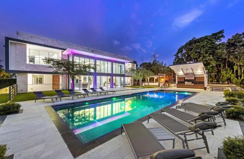 Southwest Ranches House | Luxury 9-Bedroom Villa in Southwest Ranches with Private Pool, Jacuzzi, and Movie Theater, Sleeps 20
