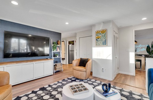 Framingham House | Luxury Boston Ranch –Sleeps 8|Pet+|Heated pool