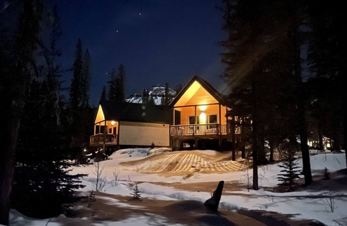 Nordegg House | Luxury Cabin Rental for Two with BBQ and Fire Table in Nordegg, Alberta