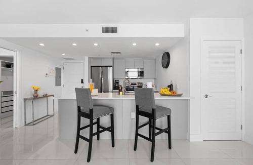 Bay Harbor Islands Condo | Luxury Condo w/Rooftop Pool | 5-Min to Beach