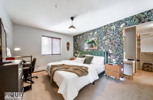 Downtown Edmonton Apartment | Luxury Duo Suites - King Bed - AC - Patio - UGPark