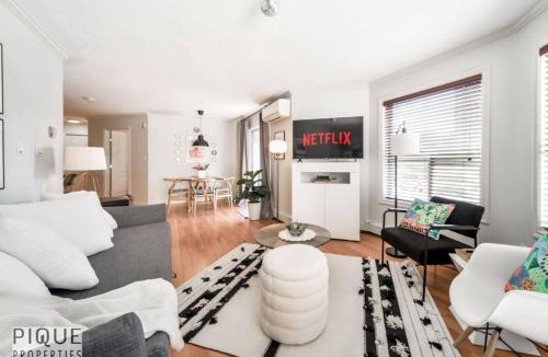 Downtown Edmonton Apartment | Luxury Duo Suites - King Bed - AC - Patio - UGPark