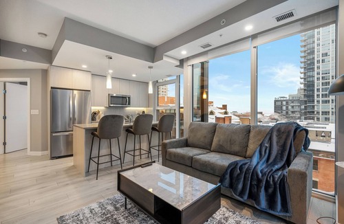 Downtown Edmonton Apartment | Luxury Escape, Sleeps 6, Ice District, Parking, AC